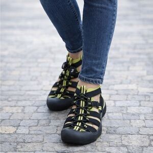 Keen Newport Green And Black Hiking Sandals Men’s 7 Or Women’s 9 Outdoor